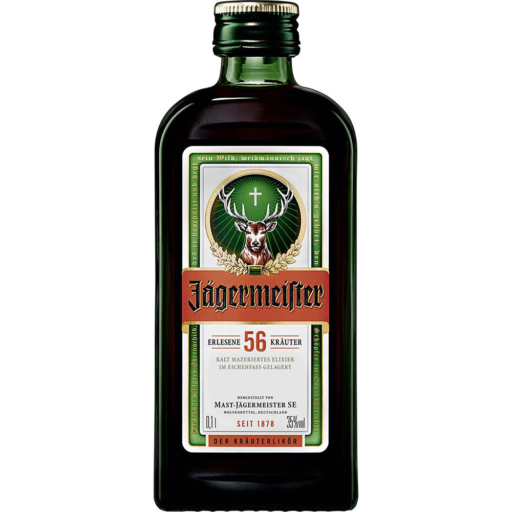 Eine 0,1-Liter-Flasche Jägermeister 35%, eine berühmte deutsche Spirituose, mit dem kultigen grünen Etikett und dem Hirsch-Logo auf der Vorderseite.