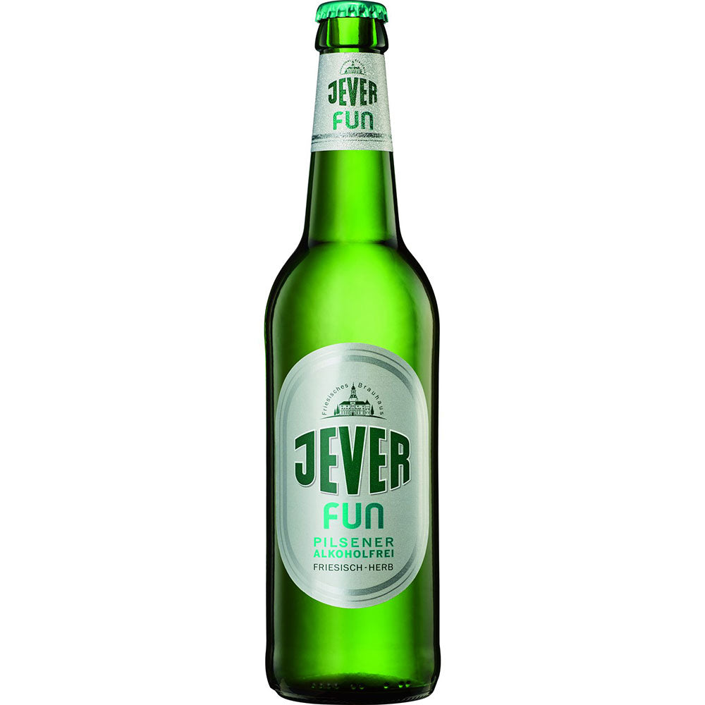 Eine grüne Glasflasche Jever Pilsener Jever Fun Pilsener alkoholfrei 0,5L (Teil einer 20x 0,5L MEHRWEG Packung) mit einem silbernen und grünen Etikett.