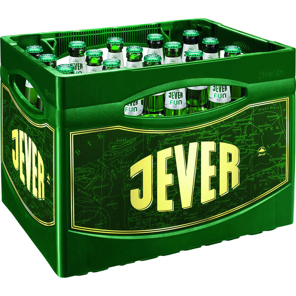 Ein grüner Kasten Jever Pilsener enthält 20 x 0,5 l Flaschen Jever Fun Pilsener alkoholfrei (MEHRWEG) mit dem auffälligen gelben JEVER-Logo - perfekt, um ein klassisches, erfrischendes alkoholfreies Bier zu genießen.