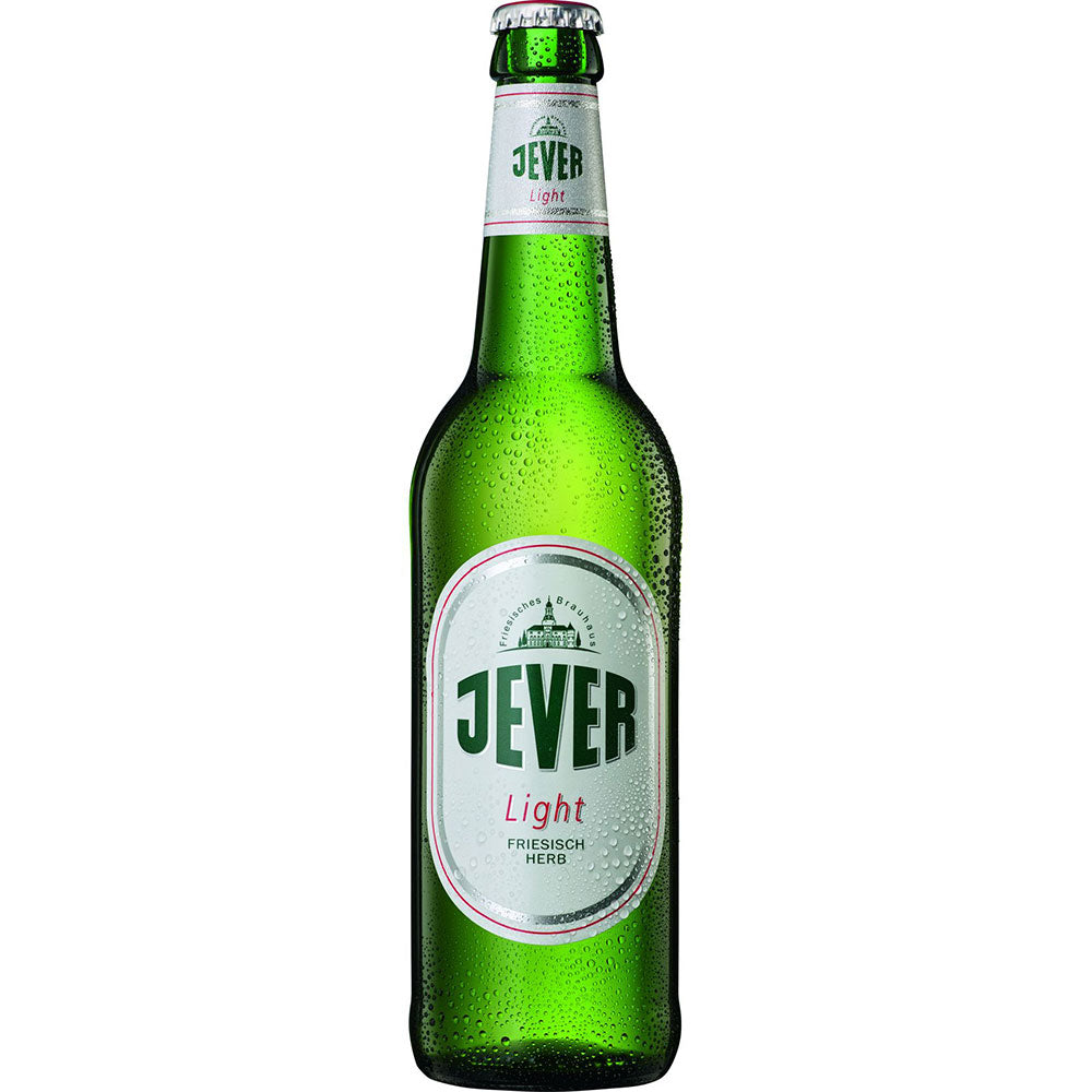Eine grüne Glasflasche von Jever Pilsener Jever Light 20x 0,5 Liter (MEHRWEG), einem kalorienarmen Bier, mit Kondenswasser, dargestellt auf weißem Hintergrund.
