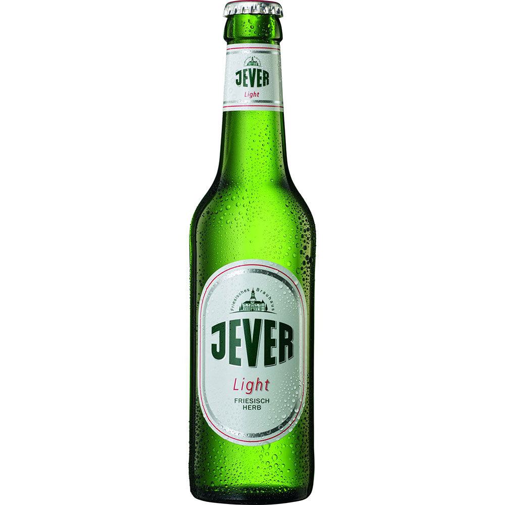 Eine grüne Glasflasche Jever Pilsener Jever Light 24x 0,33 Liter (MEHRWEG) mit erfrischenden Kondensationstropfen auf der Oberfläche.