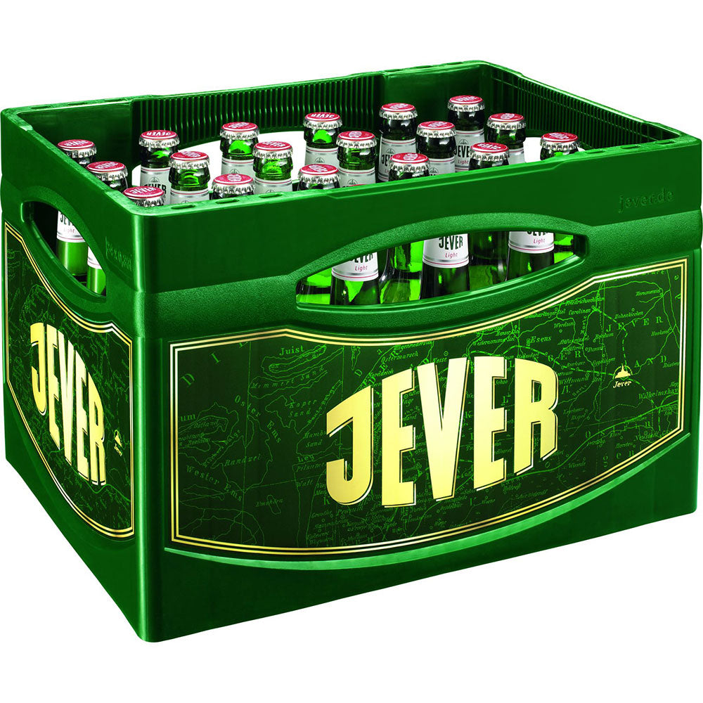 Eine Kiste Jever Pilsener Light enthält 24 grüne 0,33-Liter-Glasflaschen, die jeweils mit einem weiß-roten Deckel verschlossen sind.
