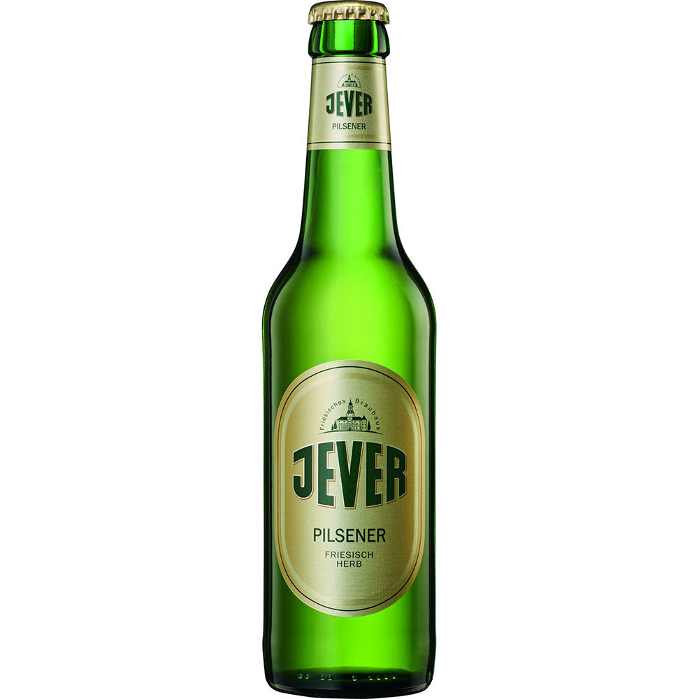 Jever Pilsener 24x 0,33 Liter (MEHRWEG) ist in grünen Glasflaschen mit goldenen und grünen Etiketten abgefüllt und bietet den typischen Kräuter-Pils-Geschmack dieses klassischen friesischen Bieres.
