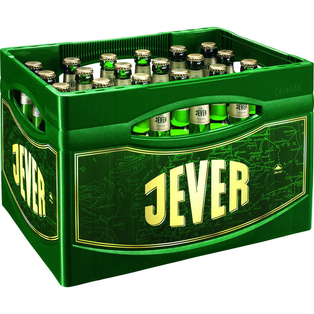 Ein grüner Kasten Jever Pilsener 24x 0,33 Liter (MEHRWEG) mit auffälligem Jever-Schriftzug an der Seite und sichtbaren Flaschenverschlüssen, die dieses klassische friesische Bier präsentieren.