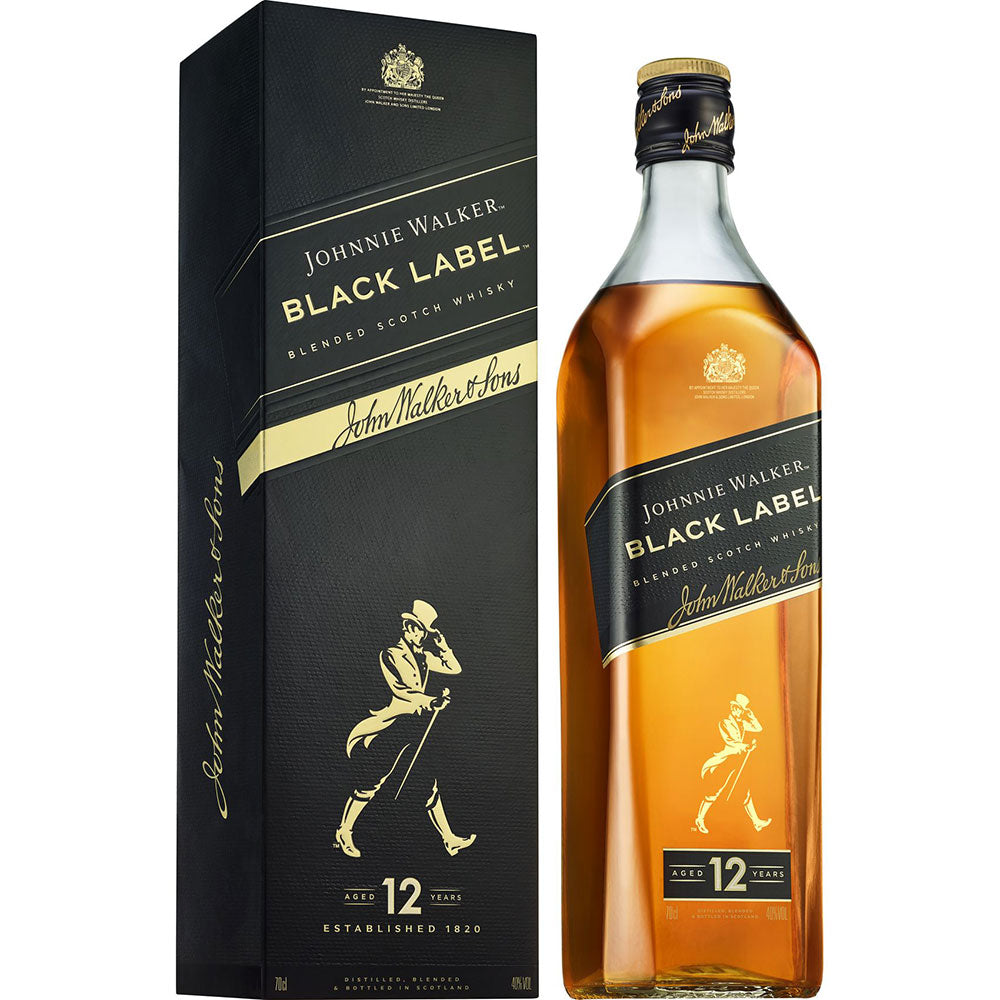 Der Johnnie Walker Black Label Blended Scotch Whisky 40% 0,7 Liter wird in einer schwarzen Flasche und Schachtel mit goldenem Text und Logo geliefert, die den charakteristischen Premium-Stil der Marke unterstreichen.