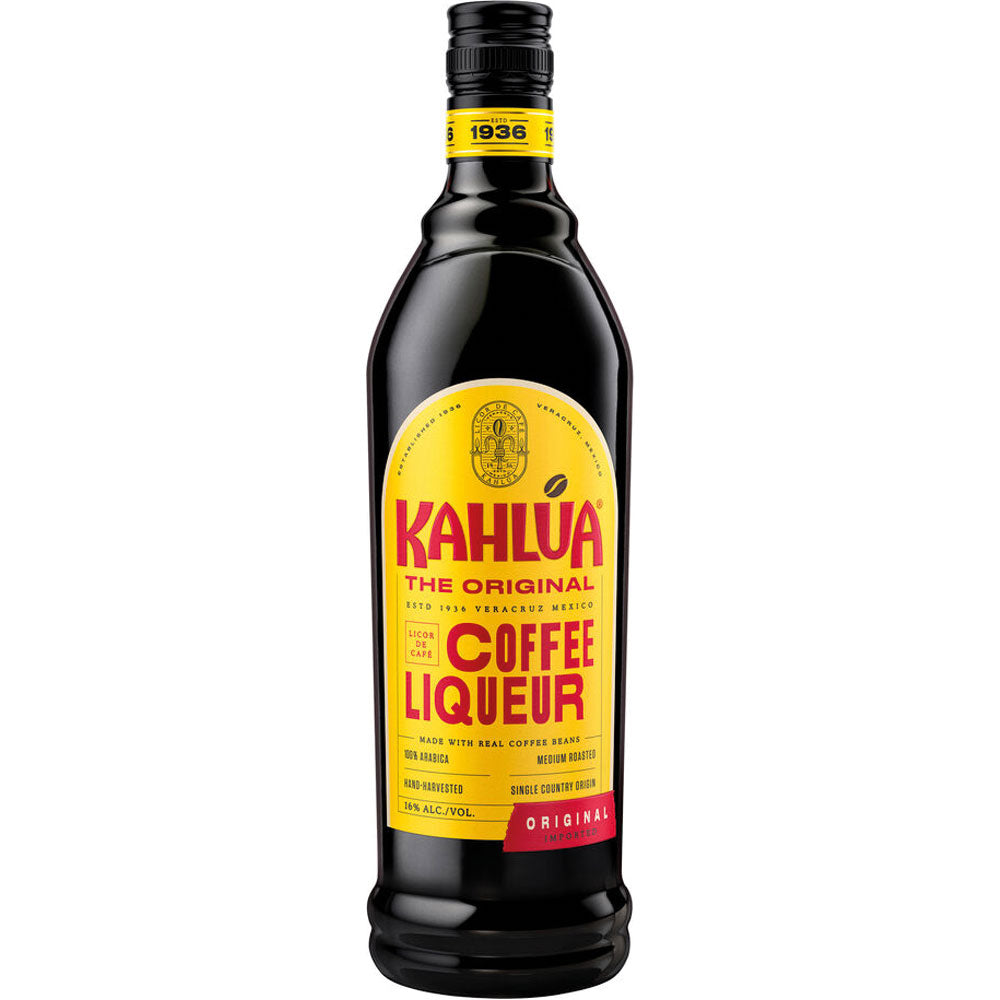 Eine 0,7-Liter-Flasche Kahlua Coffee Licör (16%) von Kahlua, bekannt als der ursprüngliche mexikanische Kaffeelikör, mit seinem charakteristischen gelb-roten Etikett auf weißem Hintergrund.