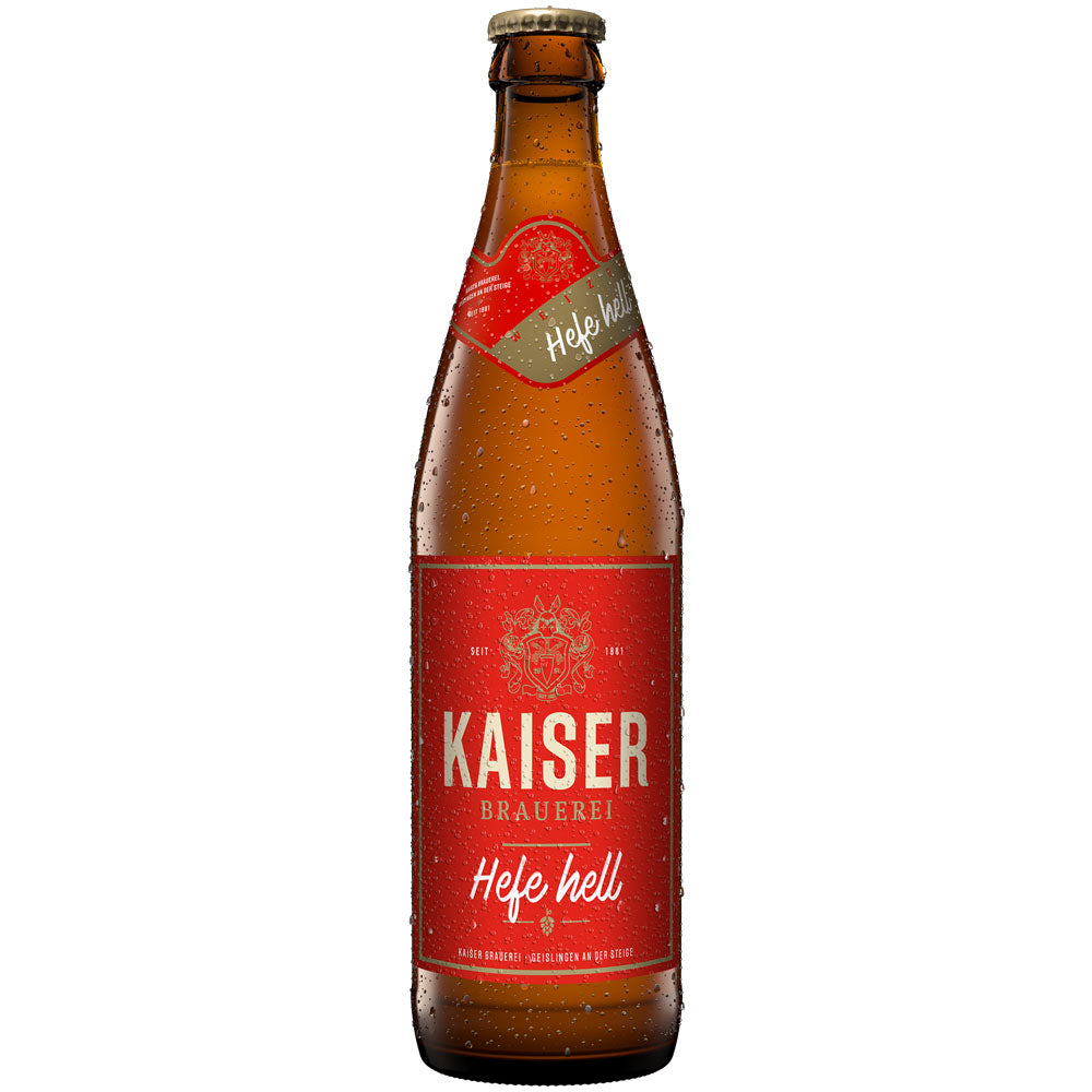 Eine Braunglasflasche der Kaiser Brauerei's Kaiser Hefe-Weizen Hell 20x 0,5L (MEHRWEG) mit rotem Etikett und Wassertropfen, die die schwäbische Brautradition verkörpern.