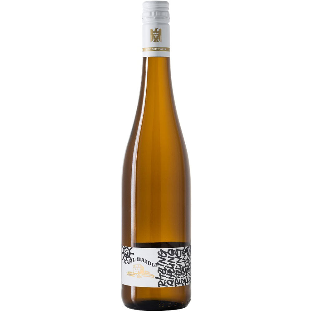 Eine hohe, braune Glasflasche mit einem weiß-schwarzen Etikett mit der Aufschrift Karl Haidle Ritzling Riesling VDP.Gutswein BIO trocken 2024 und einem weißen Verschluss.