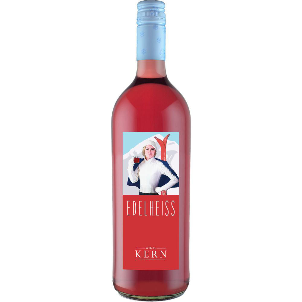 Eine 1-Liter-Flasche Wilhelm Kern Edelheiss Rosé Linie Glühwein lieblich von Wilhelm Kern mit einem Etikett, auf dem eine Frau in Skikleidung ein Glas Wein hält.