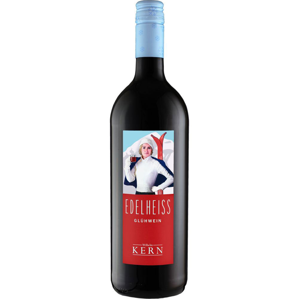 Eine 1-Liter-Flasche Wilhelm Kern Edelheiss Rot Linie Glühwein lieblich mit blauem Verschluss und einem Etikett mit einer Frau beim Skifahren und einem Glas Wein in der Hand, hergestellt von Wilhelm Kern.