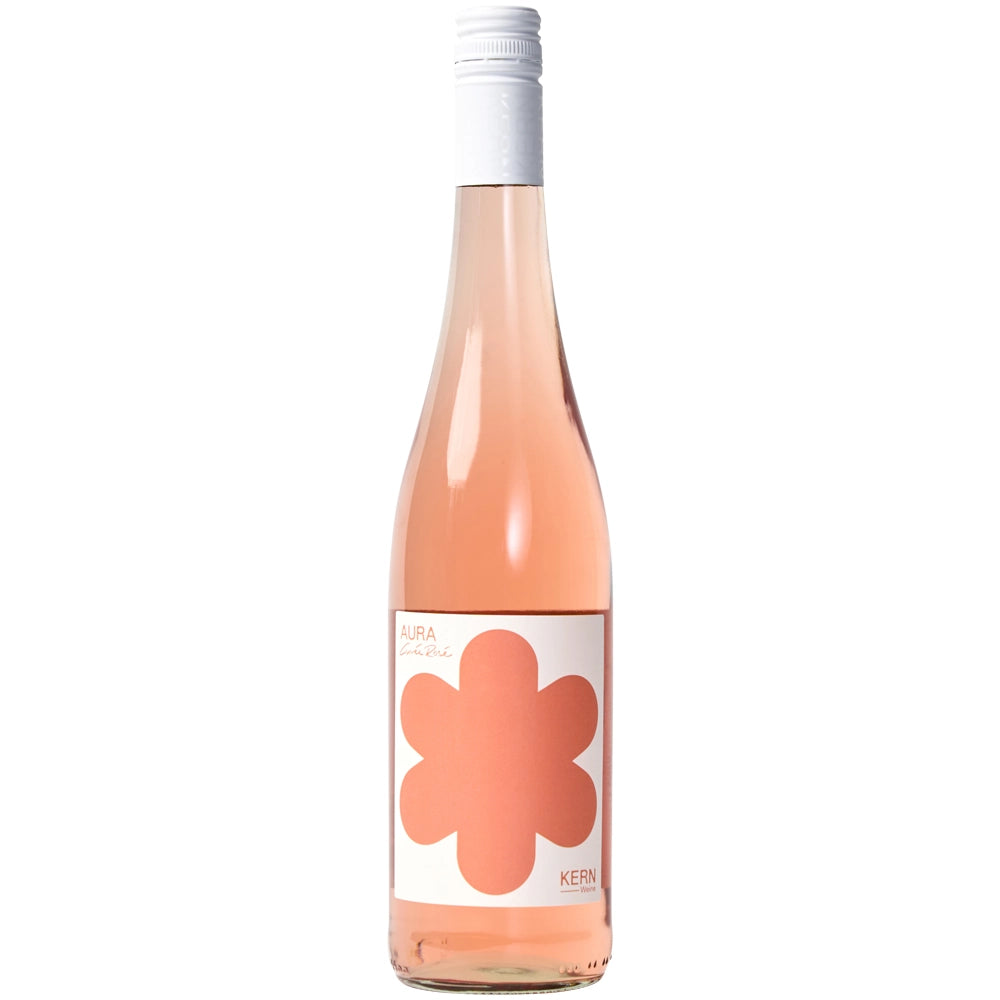 Eine Flasche KERN Weine „Aura Rosé trocken 2024“ mit einem weißen Etikett, das mit einem großen pfirsichfarbenen Blumenmotiv verziert ist, hergestellt nach dem Saignée-Verfahren und angeboten von KERN Weine.
