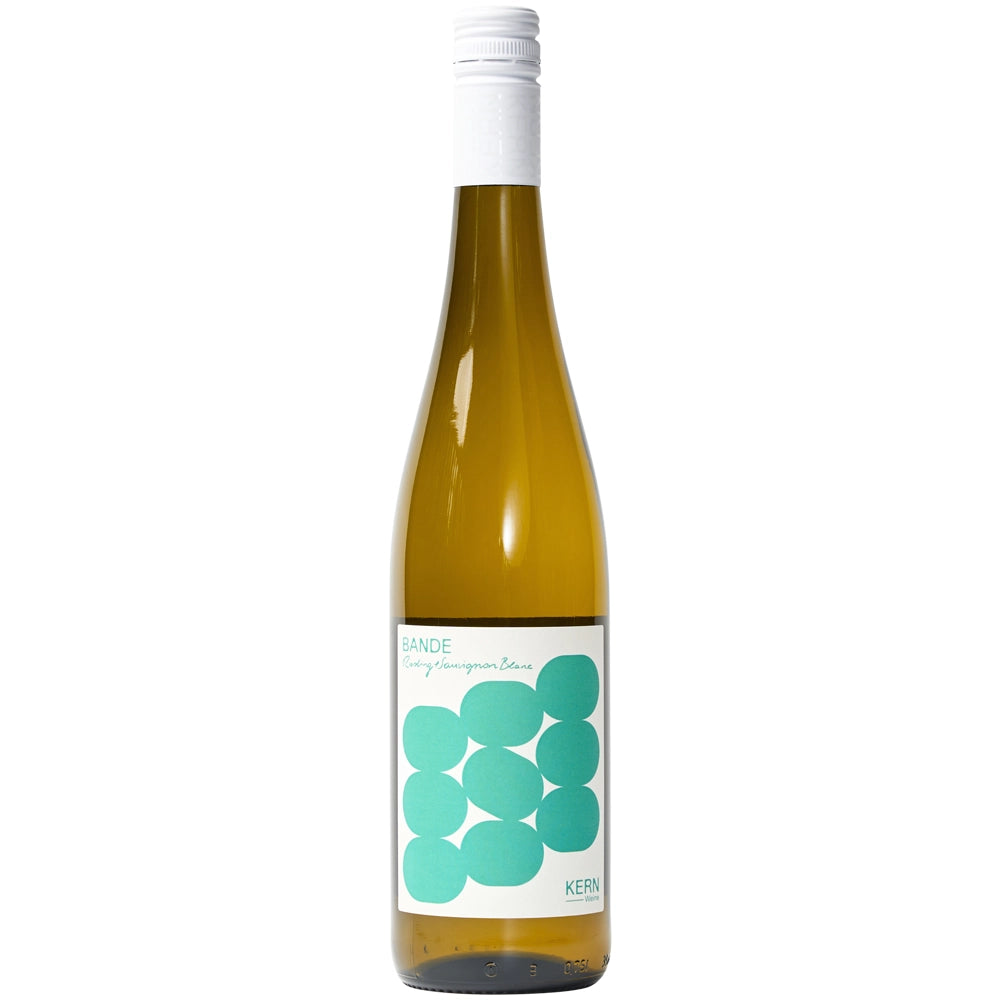In einer klaren Weinflasche mit weißem Verschluss und einem Etikett, das mit türkisfarbenen Kreisen auf weißem Hintergrund verziert ist, präsentiert sich der „KERN Weine Bande Riesling mit Sauvignon Blanc trocken 2024“ von KERN Weine als trockener Weißwein mit moderner Eleganz.