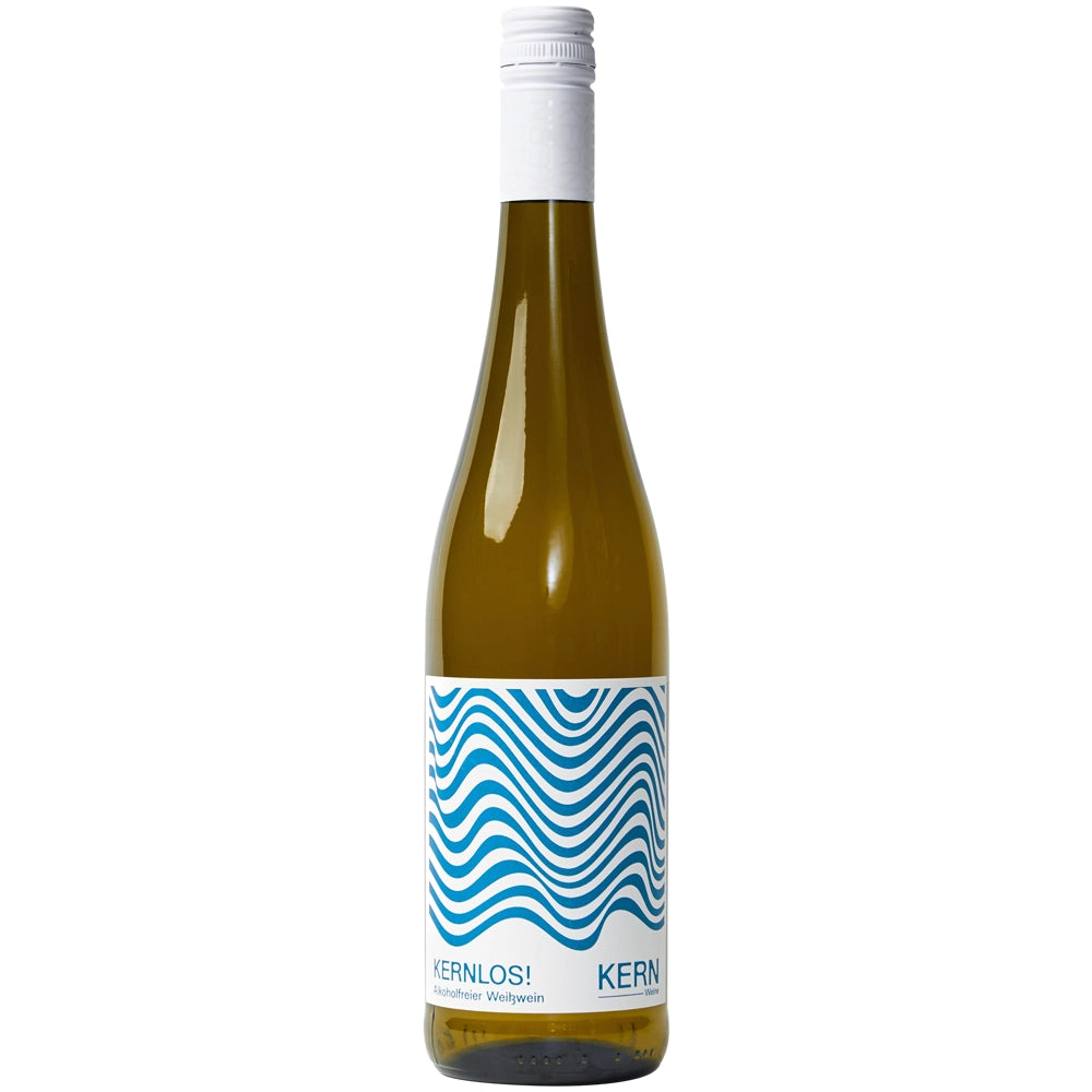 Eine Flasche „KERN Weine KERNLOS! Weißwein alkoholfrei“ mit einem weiß-blauen, wellenförmigen Etikett und einem weißen Verschluss unterstreicht den erfrischenden Geschmack dieses alkoholfreien Weißweins.