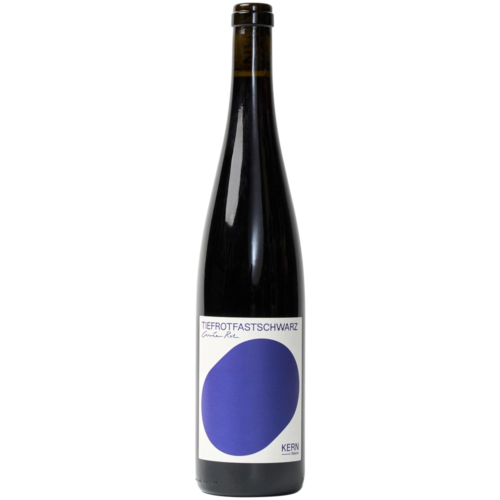 Eine hohe Weinflasche mit einem weißen Etikett, das mit einem markanten blauen Motiv und dem Schriftzug „Tiefrotfastschwarz Kern“ verziert ist, präsentiert die KERN Weine Tiefrotfastschwarz Rotwein-Cuvée trocken aus dem Remstal, gereift im Barrique.