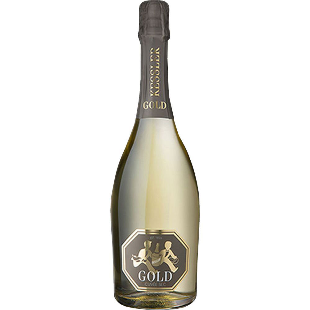 Eine 0,75 l Flasche KESSLER Sekt Gold Cuvée Sec mit schwarz-goldenem Etikett auf weißem Grund. Dieser elegante Wein wird in Esslingen hergestellt und verkörpert Tradition und Raffinesse.