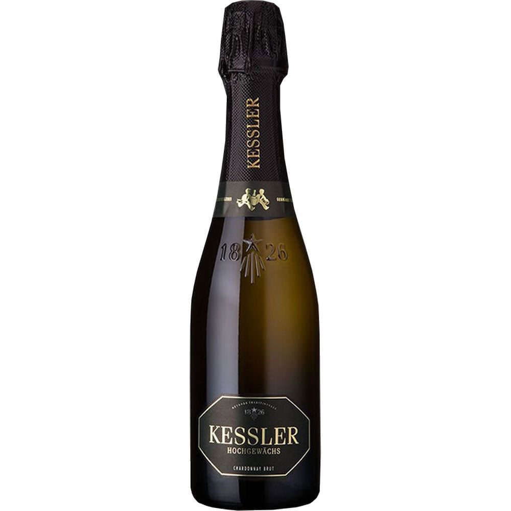Eine 0,375l-Flasche KESSLER Sekt Hochgewächs Chardonnay Brut mit schwarz-goldenem Etikett und traditioneller Flaschengärung für ein edles, festliches Erlebnis.