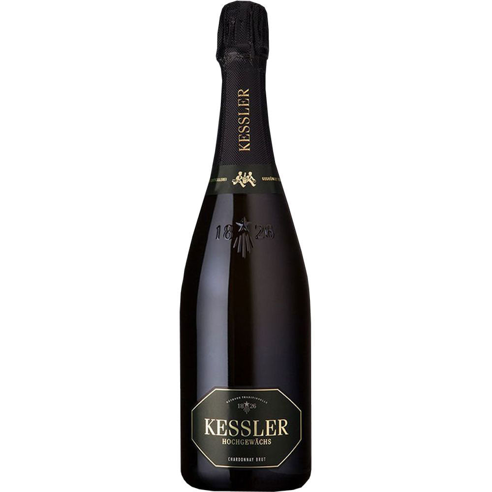 Eine dunkle Flasche KESSLER Sekt Hochgewächs Chardonnay Brut 0,75 Liter mit schwarz-goldenem Etikett, folienumwickeltem Verschluss, hergestellt in traditioneller Flaschengärung für hochwertigen deutschen Sekt.