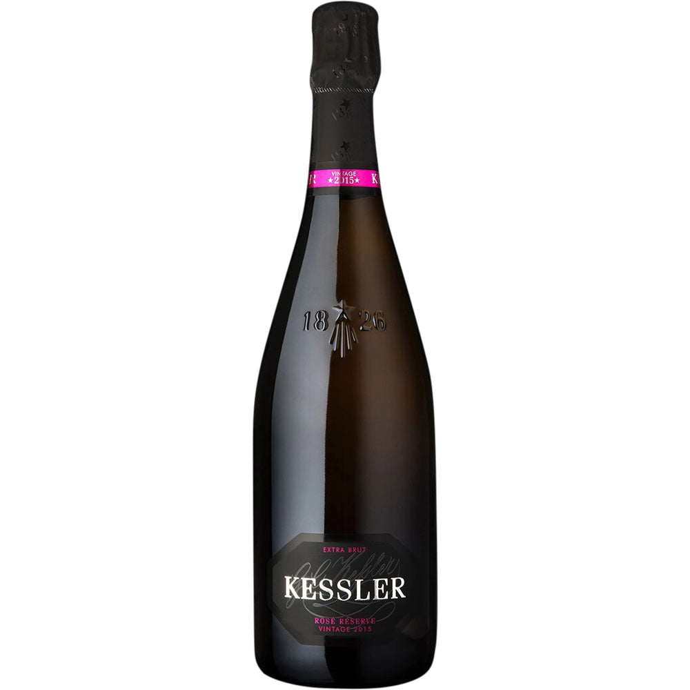 Eine dunkle Flasche KESSLER Sekt Rosé Réserve Vintage Extra Brut 0,75L mit schwarzem Etikett und rosafarbener Folie im oberen Bereich, hergestellt nach der Méthode traditionnelle für ein elegantes Schaumweinerlebnis.