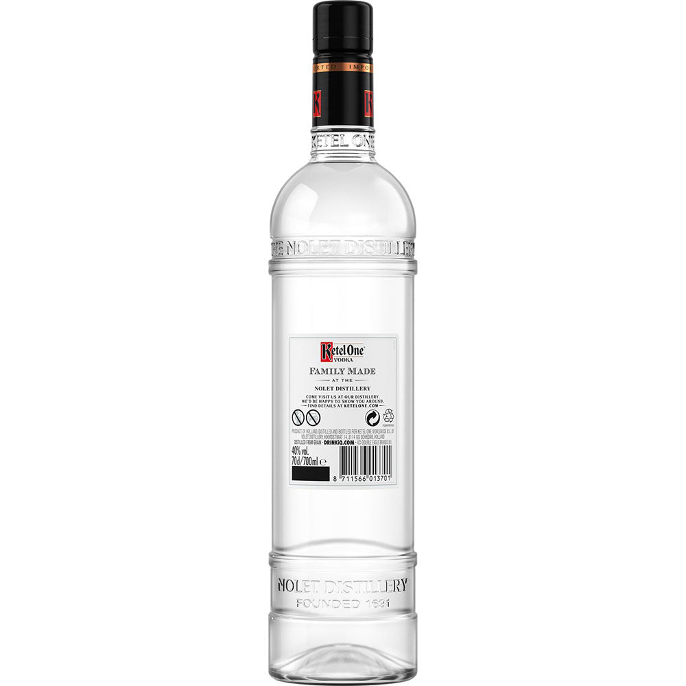 Eine klare 0,7-Liter-Flasche Ketel One Vodka 40% mit schwarzem Verschluss und Etikett, auf dem "Family Made" steht - ein Markenzeichen der niederländischen Destillation von Premium-Wodka.