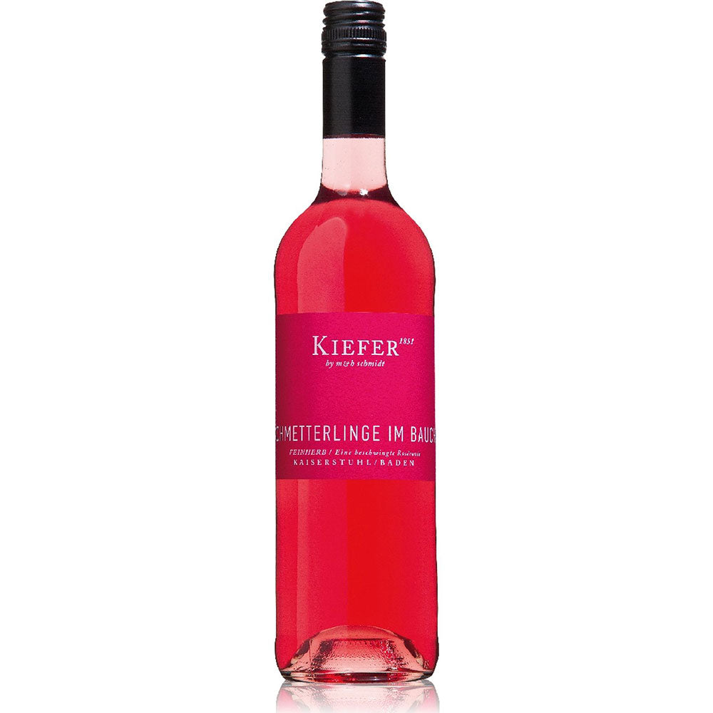 Eine Flasche Kiefer Schmetterlinge im Bauch Rosécuvée feinherb 2024, ein feinherber Rosé mit leuchtend rosa Etikett und schwarzem Schraubverschluss - perfekt für Ihren nächsten Sommerwein.