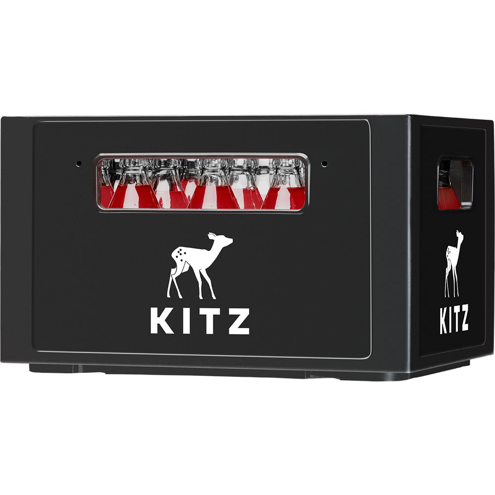 Die Kitz Apfel-Birnen-Johannisbeer-Schorle 20x 0,33 Liter (MEHRWEG) Kiste in schwarzem Design mit Hirsch-Logo enthält Glasflaschen mit rot-weißem Verschluss, die Bio-Fruchtsaft aus Baden-Württemberg mit hohem Fruchtgehalt enthalten.