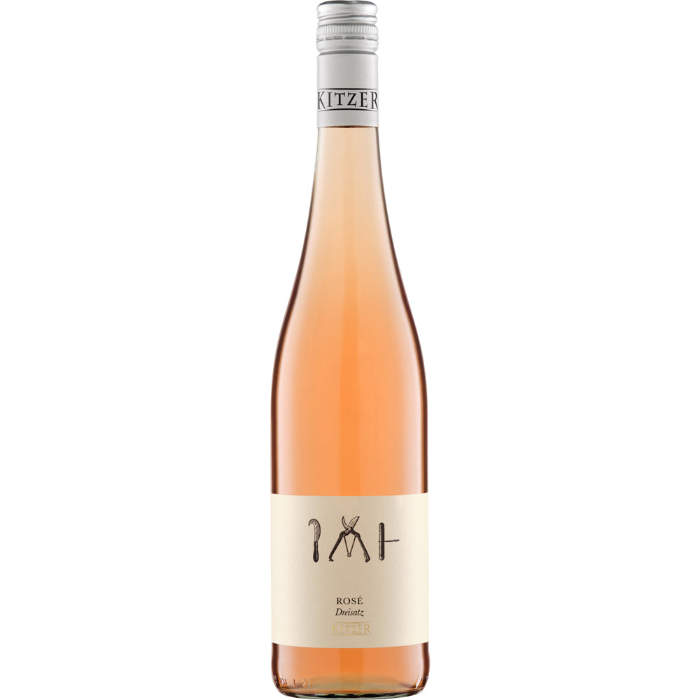 Eine Klarglasflasche des Kitzer Dreisatz Rosé trocken 2024 von Kitzer mit weißem Etikett und silbernem Schraubverschluss hebt diesen trockenen Roséwein aus Rheinhessen hervor.