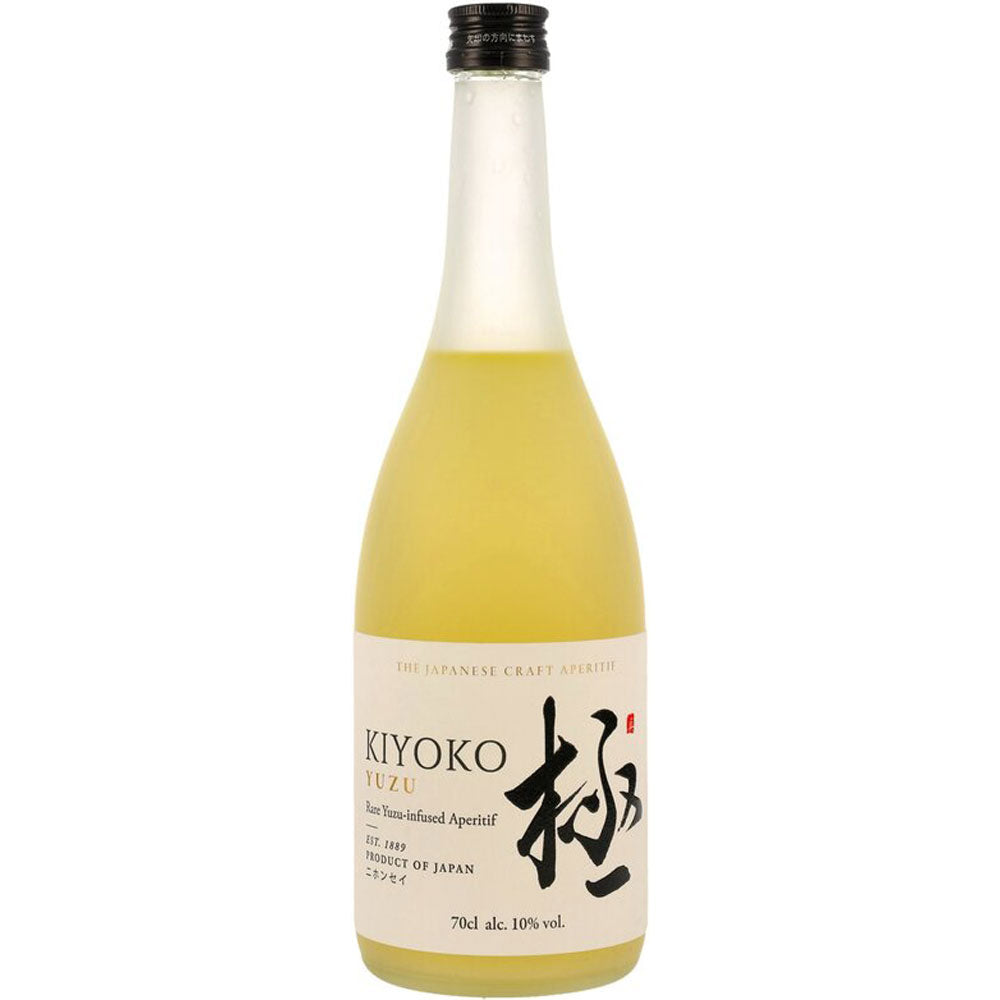 Eine 0,7-Liter-Flasche Kiyoko Yuzu Aperitif (10%) mit gelber Flüssigkeit und weißem japanischem Etikett spiegelt japanische Handwerkskunst wider und wird mit Junmai-Sake der Marke Kiyoko Yuzu hergestellt.