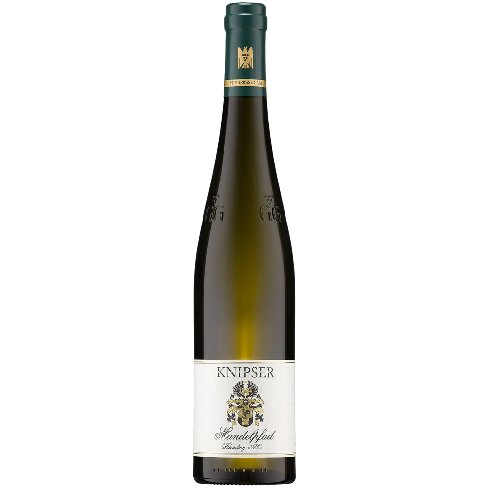 Eine hohe, grüne Flasche Knipser-Wein mit weißem Etikett und Wappen, auf dem „Knipser Riesling Mandelpfad VDP.Grosse Lage trocken 2023“ steht.