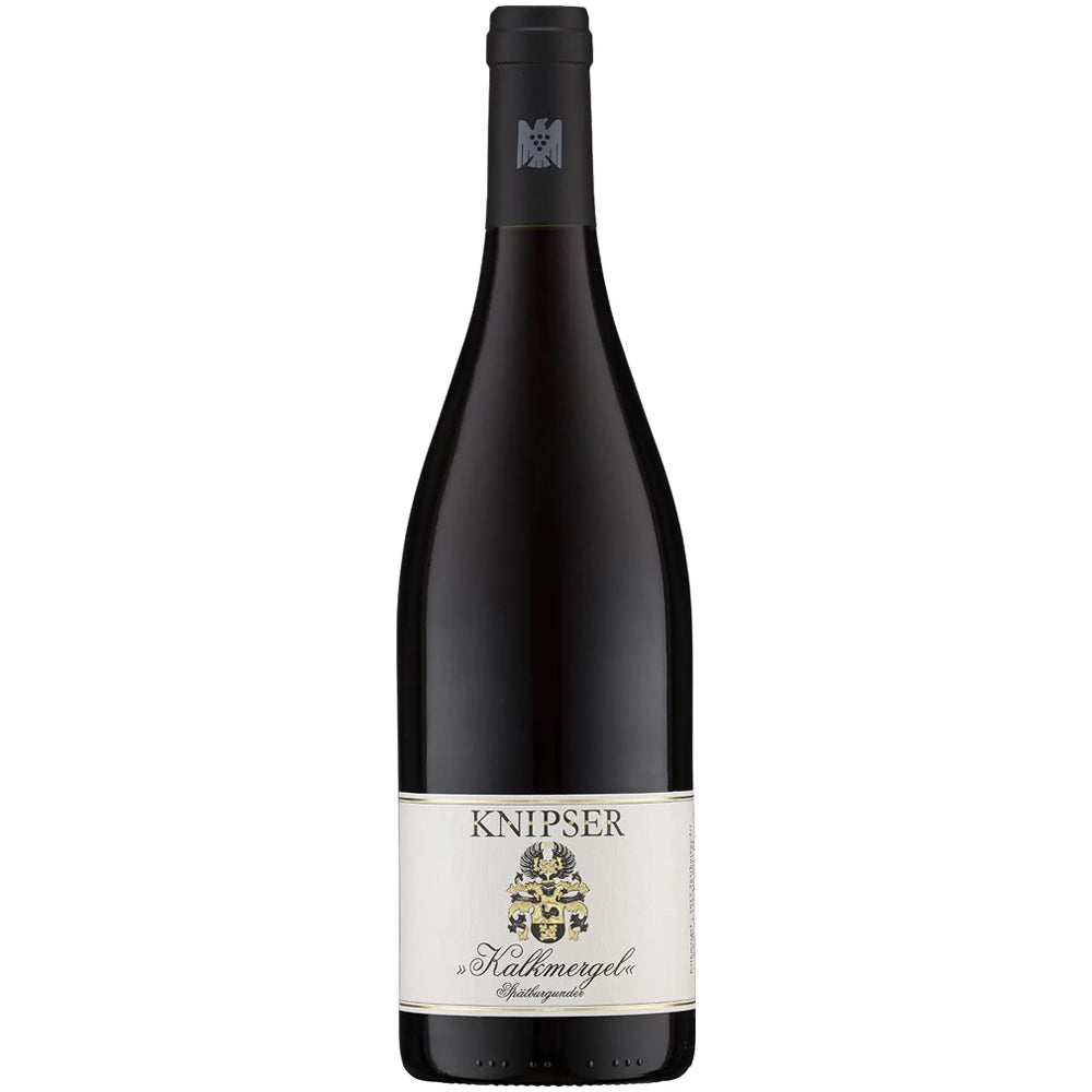 Eine Flasche Knipser Spätburgunder Kalkmergel trocken 2019, die sich durch ihr weißes Etikett, ihren schwarzen Verschluss und ein Wappen neben dem deutschen Text auszeichnet, hebt ihre Bezeichnung als „Kalkmergel trocken“ der renommierten Marke Knipser deutlich hervor.