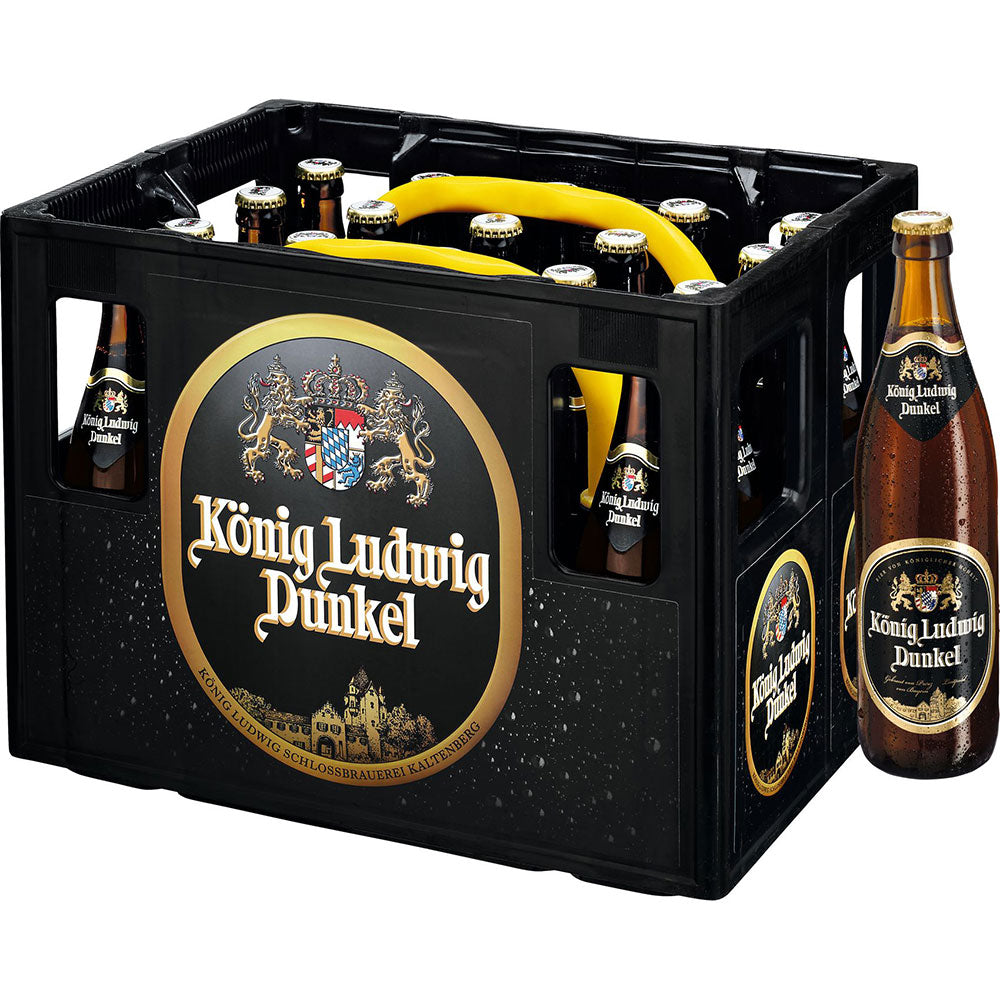 Ein Kasten König Ludwig Dunkel 20x 0,5 Liter (MEHRWEG), mit einer Flasche außen, unterstreicht die authentische Brautradition und den reichhaltigen Geschmack von König Ludwigs klassischem Dunkelbier.