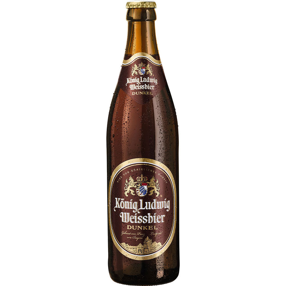 Eine braune Flasche König Ludwig Weißbier Dunkel 20x 0,5 Liter (MEHRWEG) von König Ludwig, ein bayerisches Weißbier mit einem goldenen und kastanienbraunen Etikett.