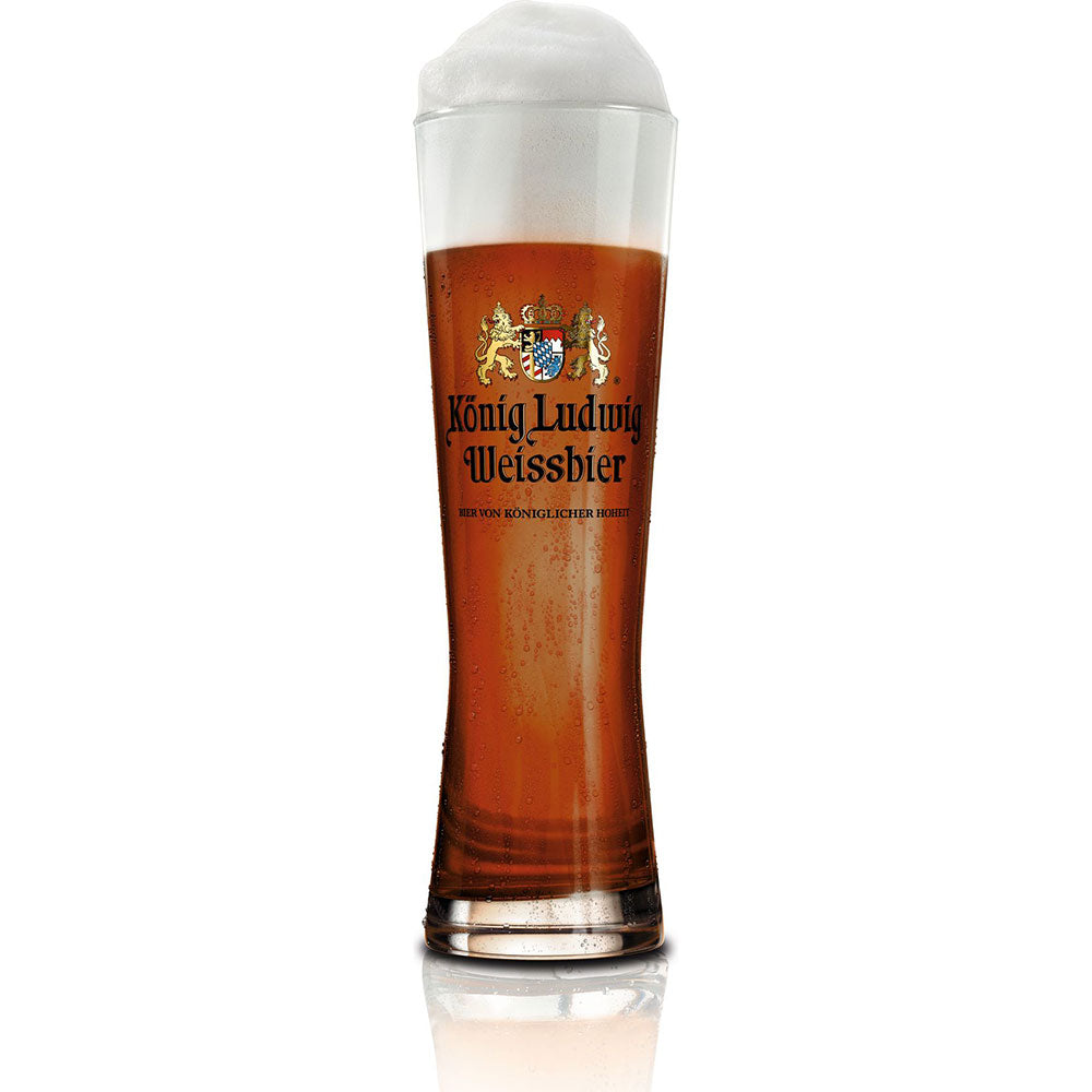 Ein kaltes König Ludwig Weißbier Dunkel 20x 0,5 Liter (MEHRWEG) von König Ludwig, mit einer dicken Schaumkrone und Kondenswasser am Glas, unterstreicht den reichen Charakter dieses klassischen bayerischen Weißbieres.