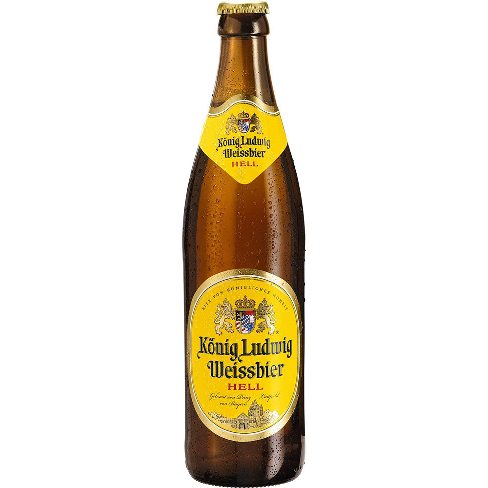 Eine braune Flasche König Ludwig Weißbier Hefe Hell 20x 0,5 Liter (MEHRWEG) mit einem gelben Etikett und Wassertropfen auf dem Glas.