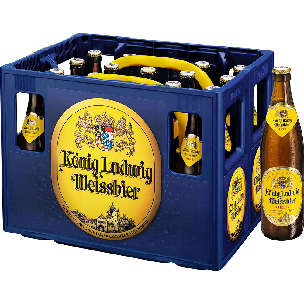 Eine blaue Kiste mit König Ludwig Weißbier Hefe Hell 20x 0,5L (MEHRWEG) mit gelb etikettierten Flaschen; eine Flasche steht neben der Kiste.