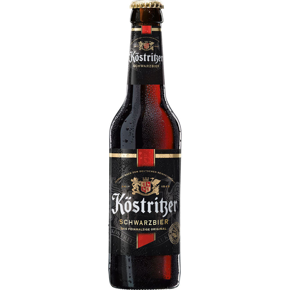 Eine 0,33-Liter-Flasche aus dem Köstritzer Schwarzbier 24er-Pack mit dem charakteristischen schwarz-goldenen Köstritzer-Etikett, gekühlt mit Kondenswasser, hebt sich von einem weißen Hintergrund ab.