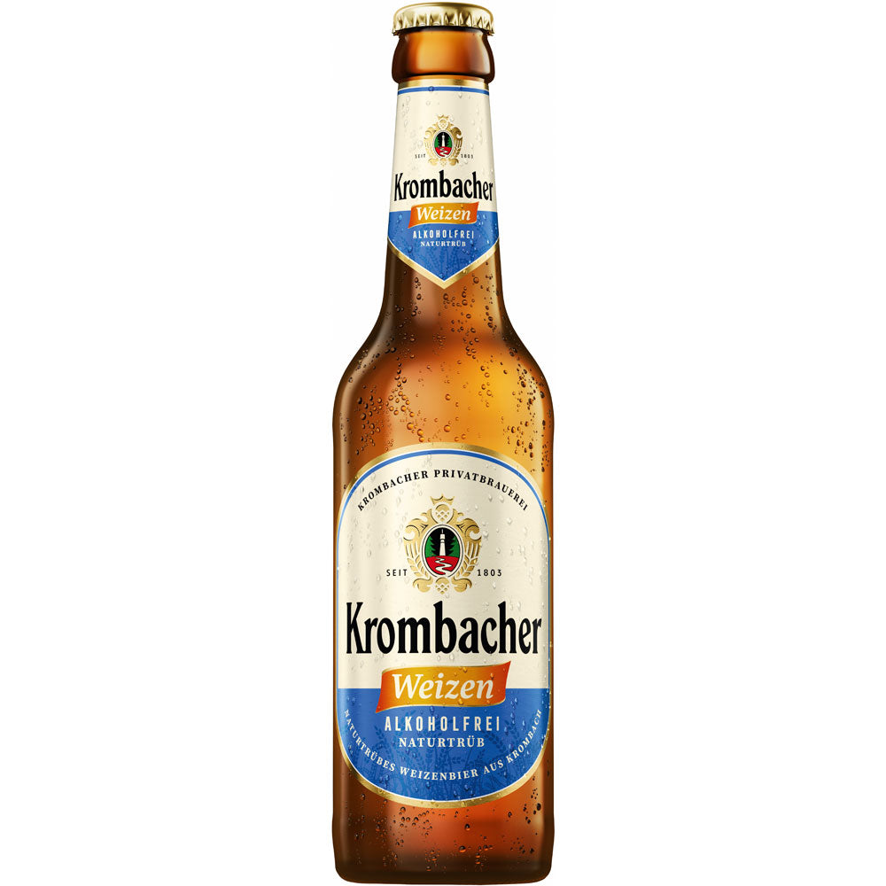 Eine mit Kondenswasser bedeckte Krombacher Hefe Weizen Alkoholfrei 11x 0,5 Liter (MEHRWEG) Flasche steht vor einem weißen Hintergrund und hebt dieses erfrischende alkoholfreie Weizenbier von Krombacher hervor.