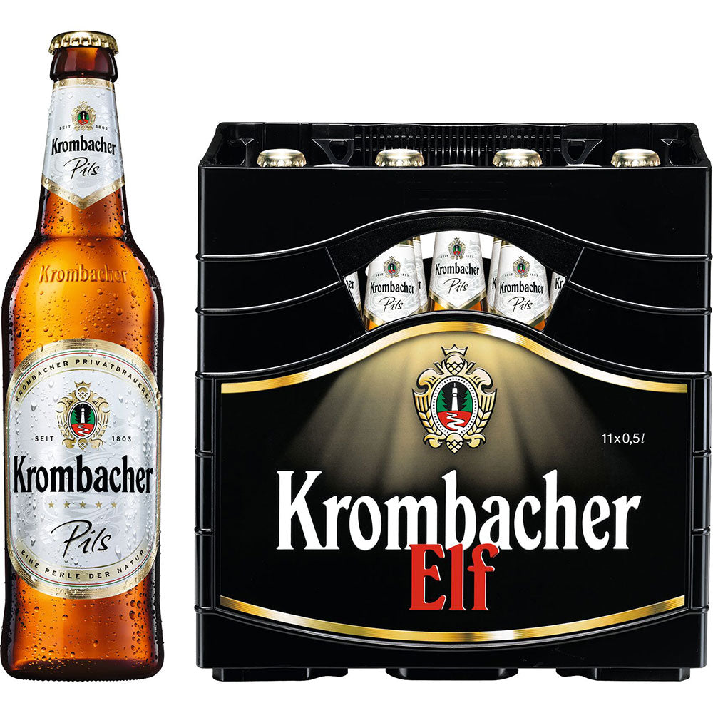 Eine 0,5-Liter-Flasche Krombacher Pils neben einer Kiste mit der Aufschrift Krombacher, die 11x 0,5-Liter-Flaschen (MEHRWEG) dieses klassischen deutschen Premium-Biers enthält.