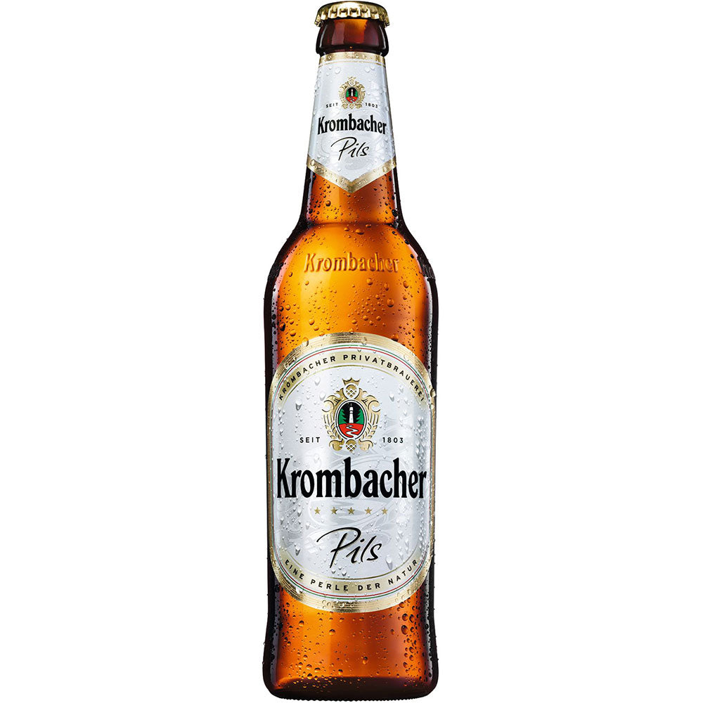 Eine gekühlte Krombacher Pils 0,5L-Flasche aus dem 11x MEHRWEG-Pack, mit Kondenswasser und seinem Premium Pils-Etikett und Krombacher-Logo vor weißem Hintergrund.
