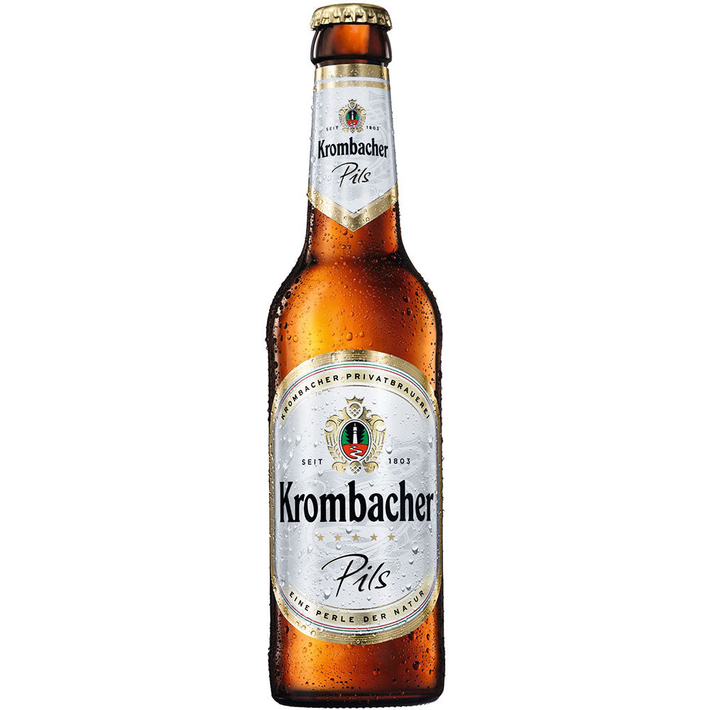 Eine gekühlte Krombacher Pils 24x 0,33 Liter (MEHRWEG) Flasche mit Kondenswasser steht vor einem weißen Hintergrund, der den hopfenbetonten Geschmack dieses deutschen Premium-Pils von Krombacher hervorhebt.
