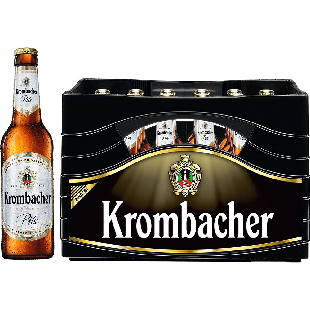 Eine Flasche und ein Kasten Krombacher Pils 24x0,33L (Mehrweg), die beide das Branding der Marke Krombacher deutsches Premium-Pils und den hopfenbetonten Geschmack hervorheben.