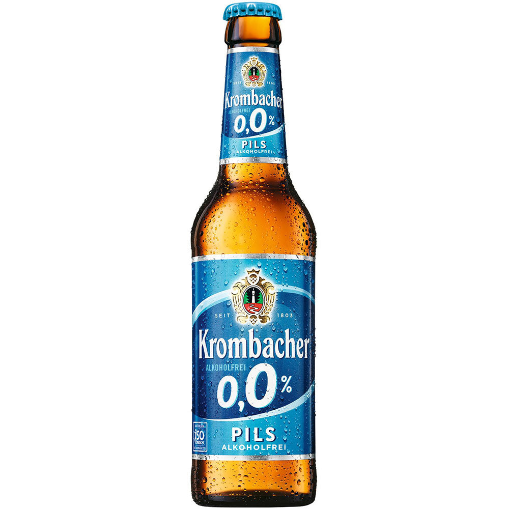 Eine Flasche Krombacher 0,0% Pils Alkoholfrei (24x 0,33L Mehrweg) von Krombacher, die sich durch ihr blaues Etikett und erfrischende Kondenstropfen auszeichnet.