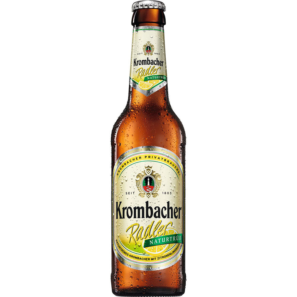 Eine gekühlte Krombacher Radler Naturtrüb 4x6er 24x 0,33 Liter (MEHRWEG) Flasche, die eine erfrischende Mischung aus Krombacher Bier und Zitronenlimonade mit Kondenstropfen auf weißem Hintergrund zeigt.