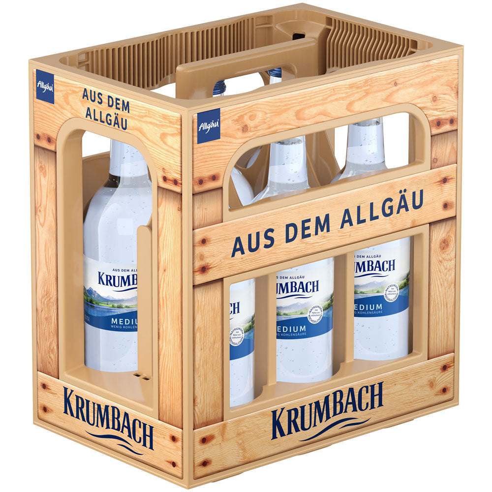 Eine Kiste Krumbach Mineralwasser Medium 6x 0,75L (Mehrweg) Flaschen im Holzdesign mit der Aufschrift "AUS DEM ALLGÄU" bietet natürlich natriumarmes Mineralwasser.