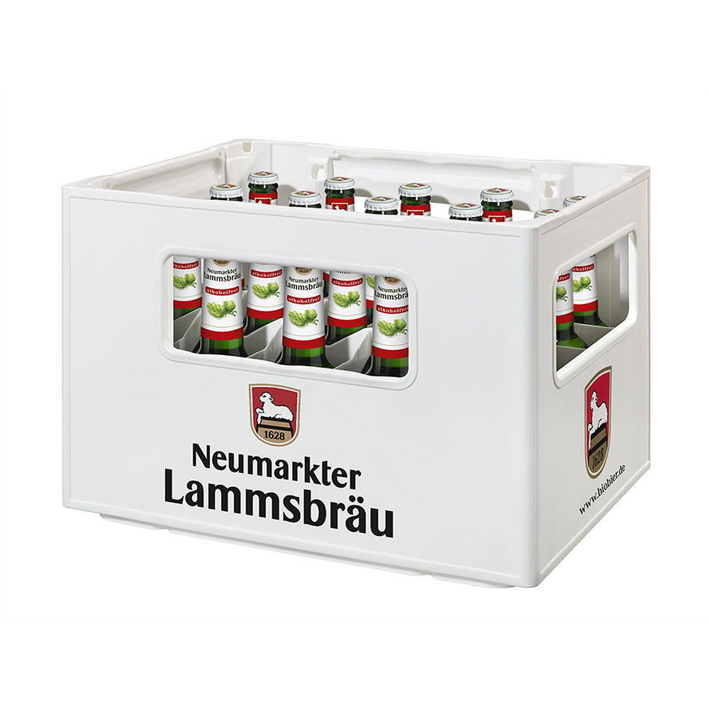 Ein weißer Kasten mit 20 Flaschen Neumarkter Lammsbräu Bio Alkoholfrei 0,33 l (Mehrweg) mit dem Markennamen und Logo auf der Seite.
