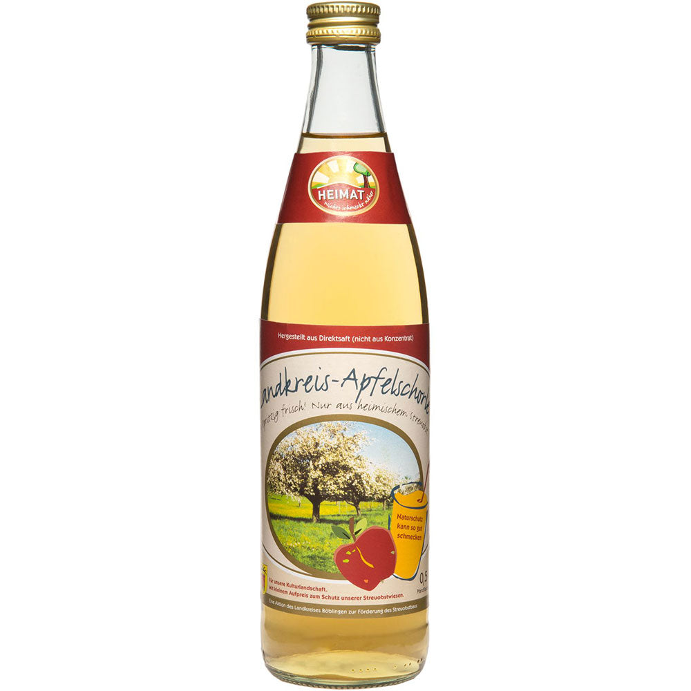 Eine Klarglasflasche Bittenfelder Fruchtsäfte Landkreis Böblingen Apfelschorle 0,5L (Mehrweg) mit einem farbenfrohen Etikett, das Äpfel und einen Obstgarten zeigt.