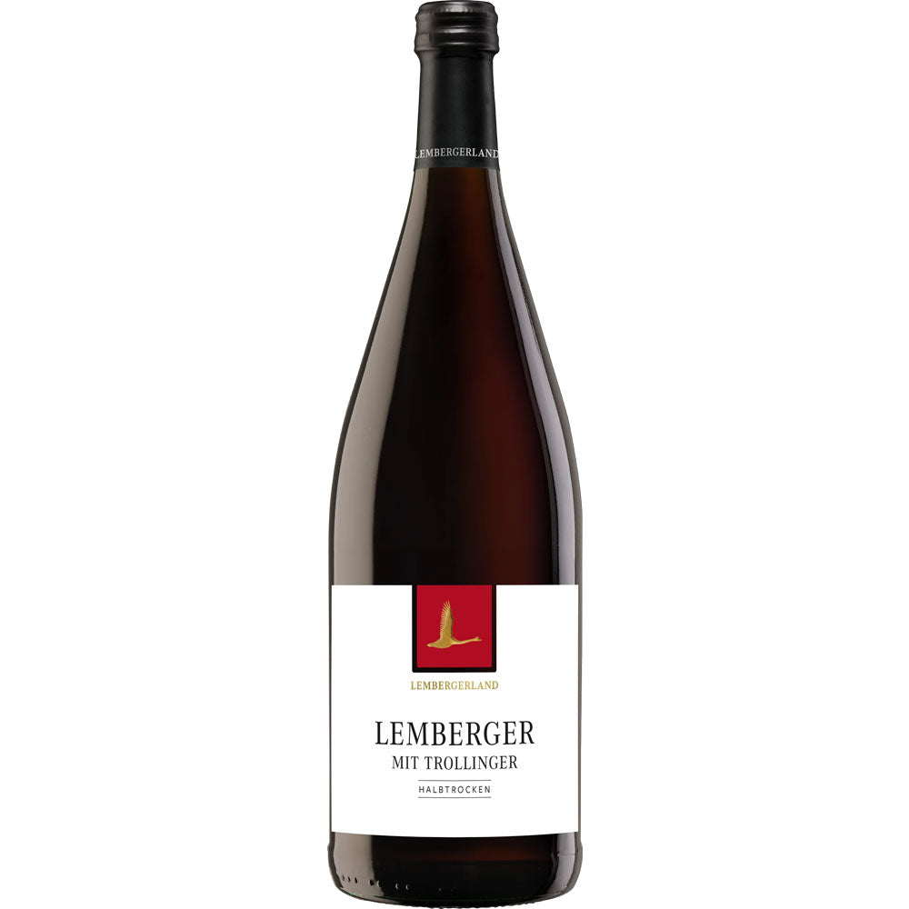 Eine 1-Liter-Flasche Lembergerland Kellerei Rosswag Lemberger mit Trollinger QbA halbtrocken, mit weißem Etikett und auffälligem roten Emblem.