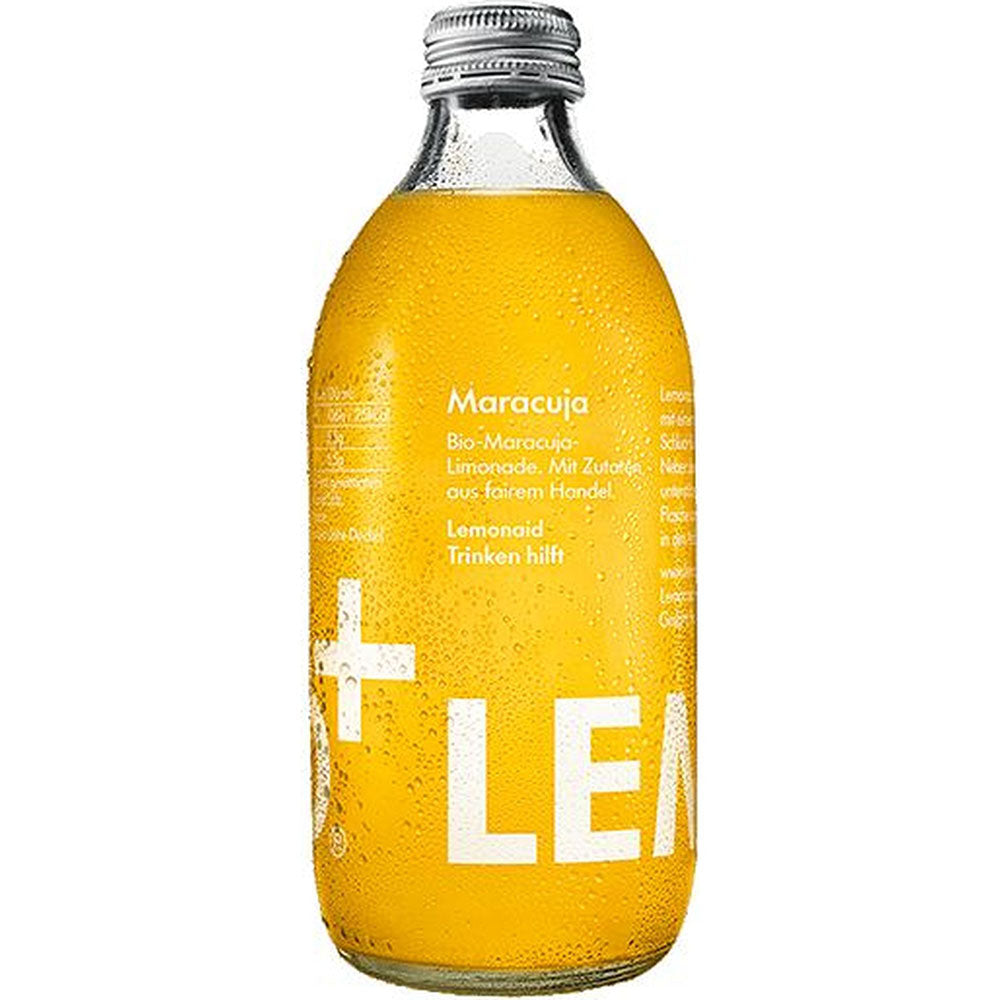 Eine klare Flasche Lemonaid Maracuja 0.33L (Mehrweg), ein gelbes Bio-Getränk von Lemonaid, zeigt erfrischendes Kondenswasser auf der Außenseite.