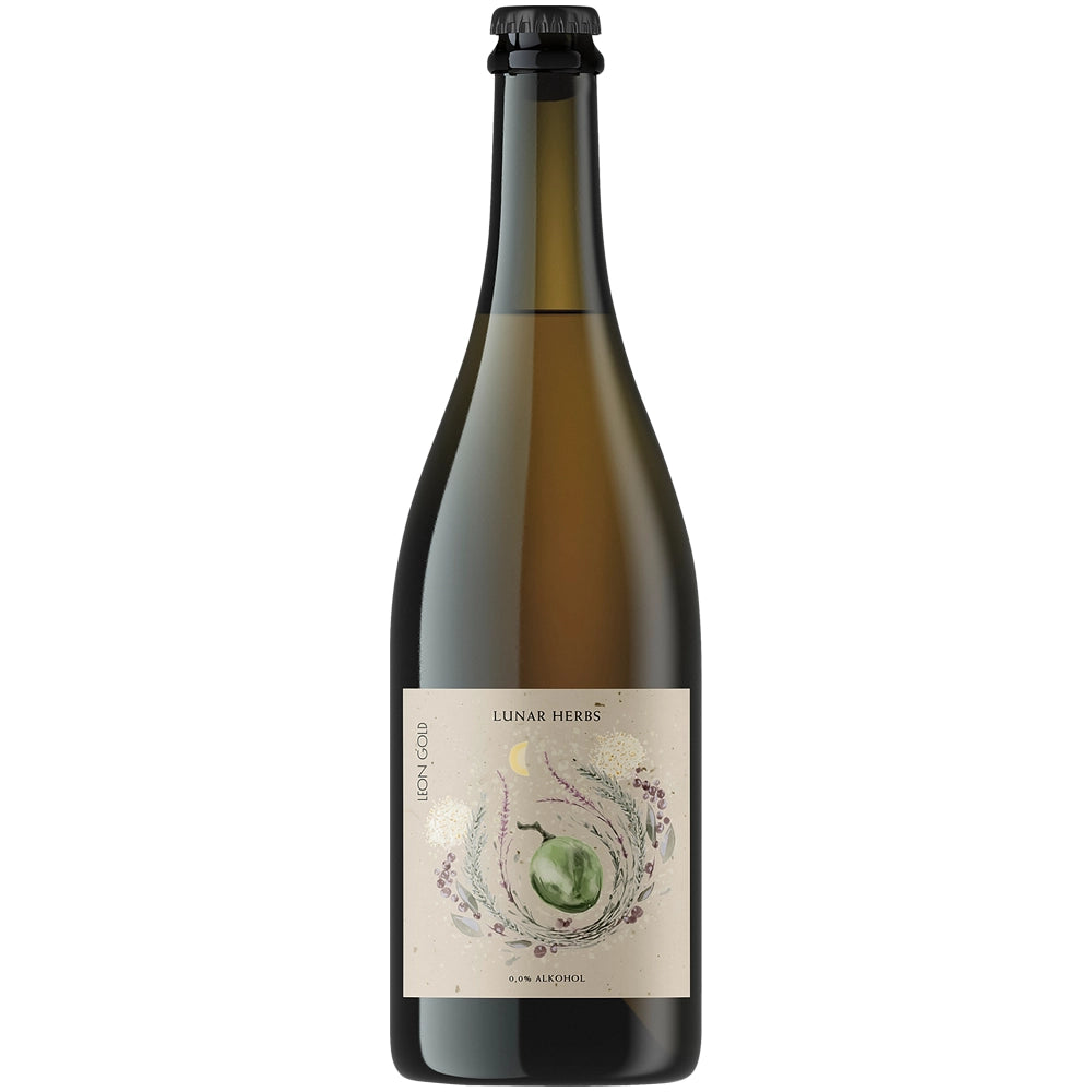 Eine dunkle Glasflasche vom Weingut Gold mit der Aufschrift „Leon Gold Lunar Herbs Bio Alkoholfrei“ zeigt Kräuter, Holunderblüten und die Abbildung einer grünen Kugel – ein Hinweis auf die einzigartigen Aromen dieses alkoholfreien Traubensecco.