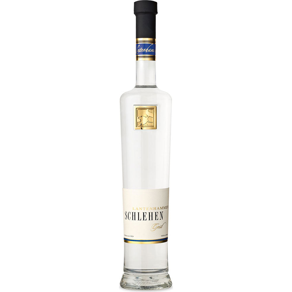 Eine hohe, klare Glasflasche von Lantenhammer Schlehengeist 42% 0,5 Liter zeigt bayerische Brennkunst mit einem weiß-goldenen Etikett und einem schlichten schwarzen Verschluss.