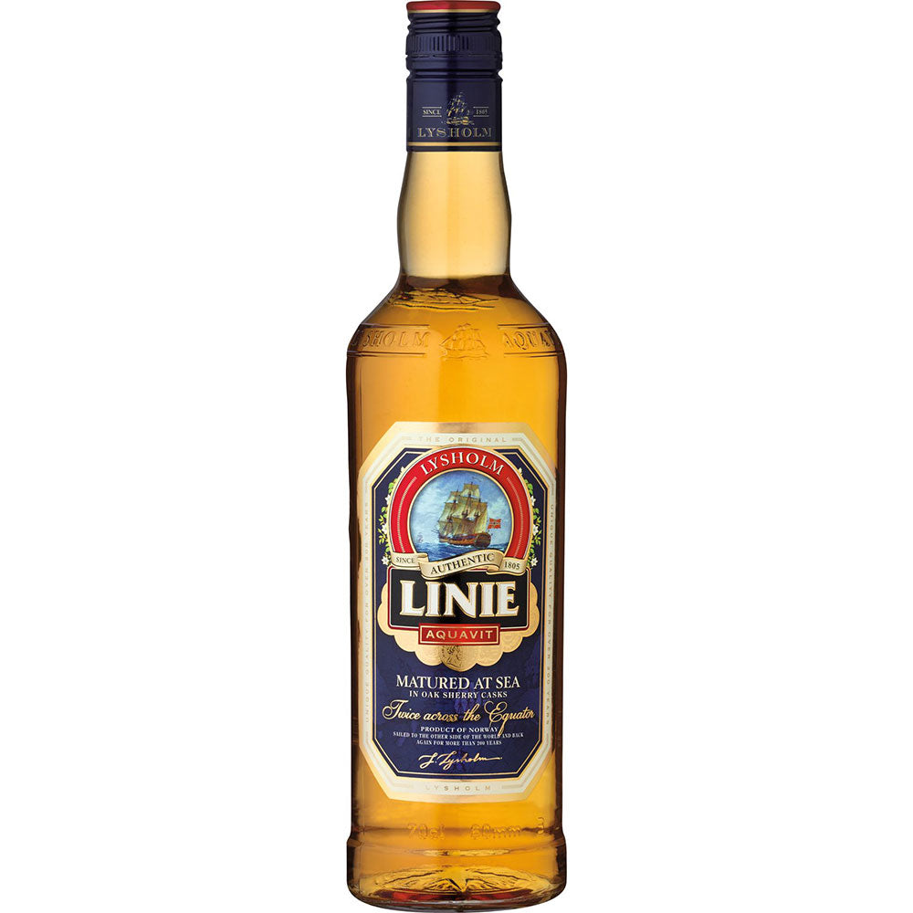 Eine 0,7-Liter-Flasche Linie Aquavit Norway (41,5%), der berühmte norwegische Aquavit, mit einem blau-goldenen Etikett mit der Aufschrift "Matured at Sea".